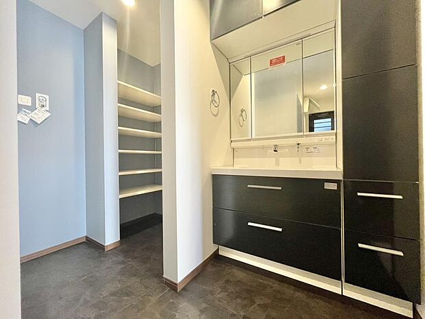 清潔感がある空間は、朝の身支度も気持ちよく行えそうです。