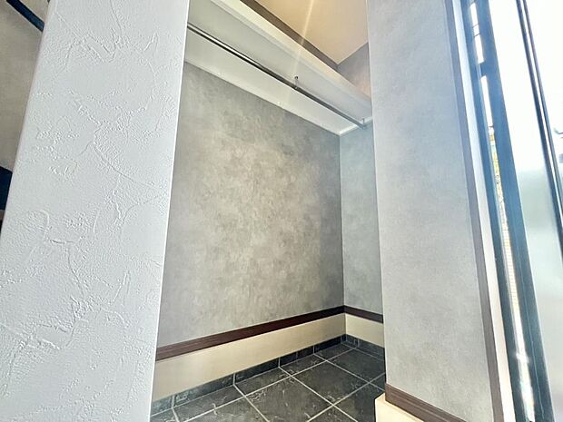 土間続きのため、靴のまま出入り可能。ベビーカーやアウトドア用品など嵩張る物も収納することができます。