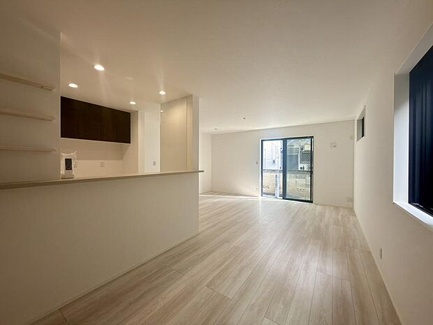 どのような家具を置きたいか、どのようなテイストにしたいかなど、ご家族で相談しながらご見学ください。