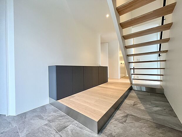 ご家族や来訪者を迎える玄関。お好みのインテリアで、個性を演出してみてはいかがでしょうか。