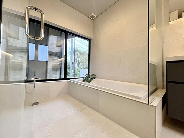 清潔感あるバスルーム。ゆっくりと湯船に浸かり、一日の疲れを癒やしていただけます。