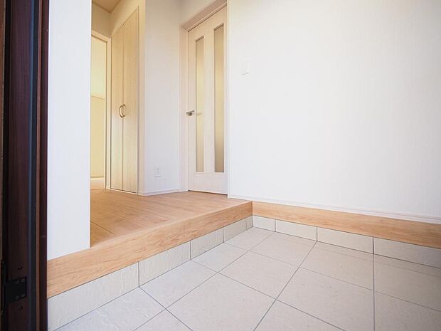 季節の花やアートで彩ることで、来訪者を気持ちよく迎えることができそうです。