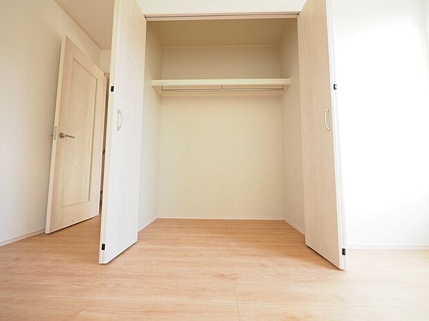 収納スペース付きで、生活感の出やすい場所もすっきり片付きそうです。
