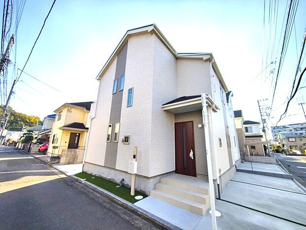 カースペースは2台分が確保されています(車種による)。セカンドカーの所有も検討可能です。