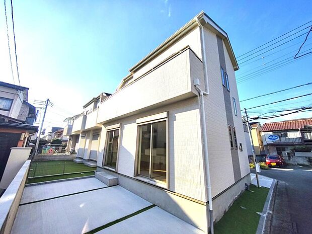 周辺は、低層住宅が建ち並ぶ閑静な住宅街です。緑豊かな住環境で落ち着いた暮らしが叶います。