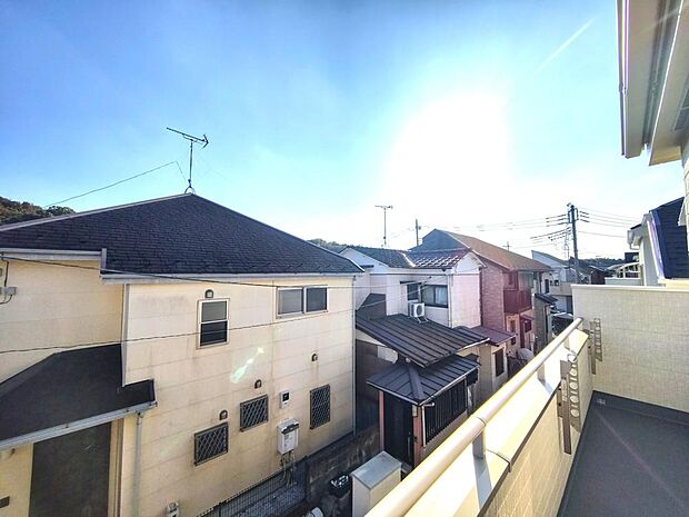 現地から、昼と夜で違った雰囲気の景色を楽しむことができます。