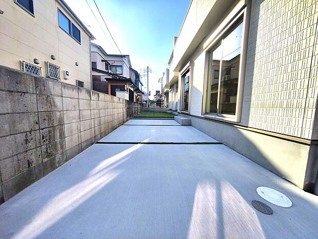 駐車場があります。電車だけでなくお車も利用でき、休日のお出かけの幅が広がりそうです。