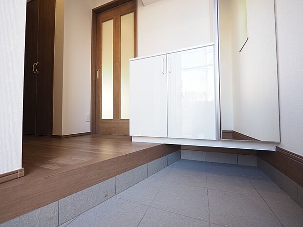 住まいの顏となる玄関。お気に入りの小物や写真を飾ることで、さわやかな気持ちで外出できそうです。