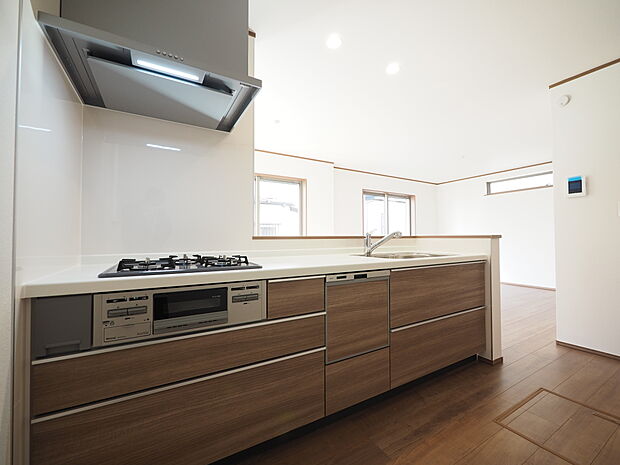 新しいお住まいのキッチンで、休日は家族でお料理を楽しむ時間が増えそうです。