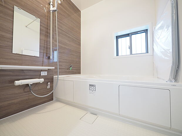 清潔感あるバスルーム。ゆっくりと湯船に浸かり、一日の疲れを癒やしていただけます。