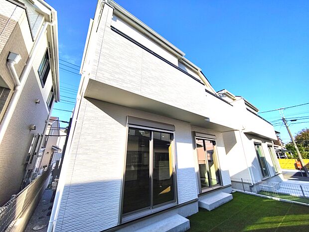 周辺は、低層住宅が建ち並ぶ閑静な住宅街です。緑豊かな住環境で落ち着いた暮らしが叶います。