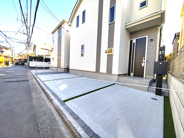 駐車場があります。電車だけでなくお車も利用でき、休日のお出かけの幅が広がりそうです。