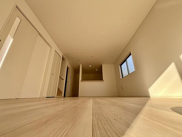 ご家族の写真や季節の花が映える、明るい色合いのフローリングが採用された柔らかな印象のLDKです。