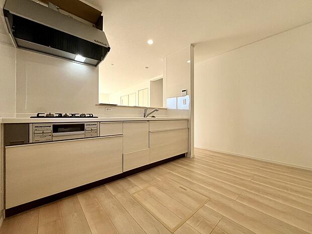 生活のメインスペースとなるLDKは、開放感のある空間。キッチンは対面式で、LDと一体感があります。