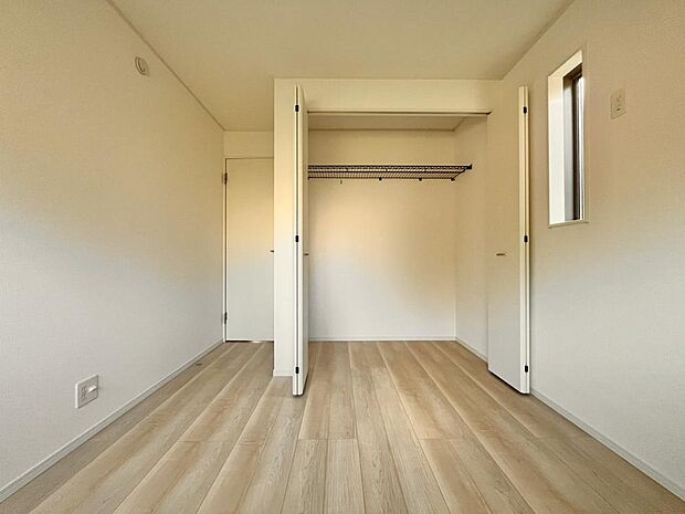 フローリングのためお手入れも簡単。明るくさわやかな空間は、お子様の学習も捗りそうです。