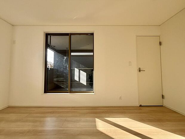 窓から自然光が差し込みます。プライベートな時間も心地よく過ごせそうです。