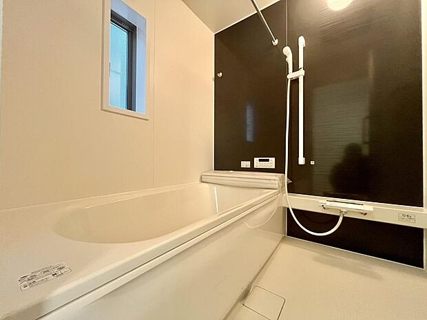 清潔感あるバスルーム。ゆっくりと湯船に浸かり、一日の疲れを癒やしていただけます。