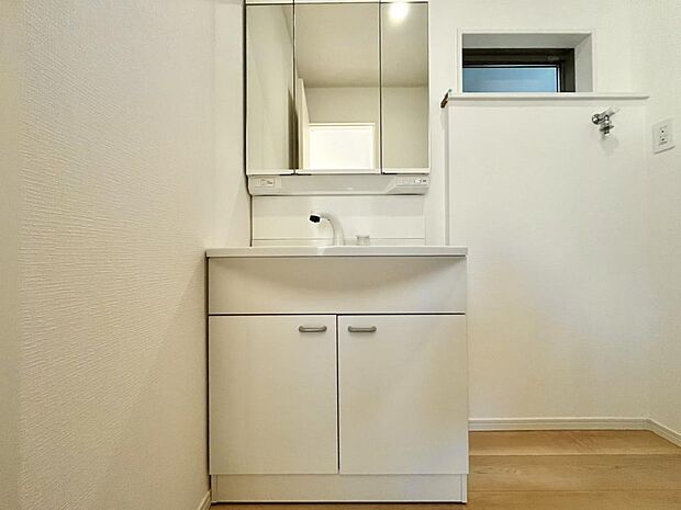 清潔感がある空間は、朝の身支度も気持ちよく行えそうです。