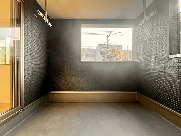 テーブルや椅子を配置して、寛ぎのスペースとしても利用可能。おうち時間の楽しみが広がりそうです。