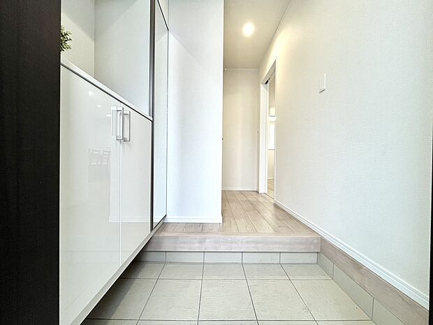 住まいの顏となる玄関。お気に入りの小物や写真を飾ることで、さわやかな気持ちで外出できそうです。