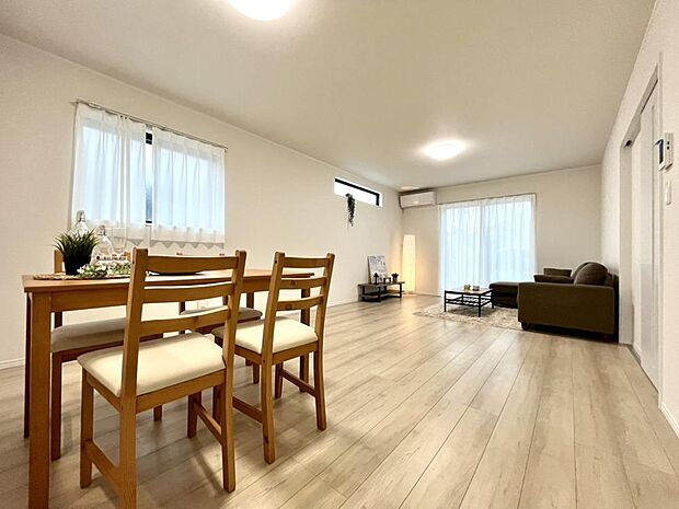 LDKは、ご家族が自然と集い、ゆったりと過ごせる居心地の良い住空間です。
