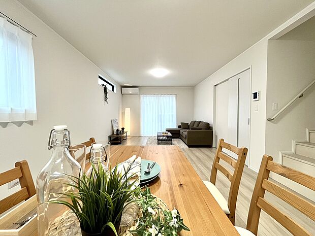 のびのびと寛げるリビングは、ご家族のお気に入りの場所になりそうです。