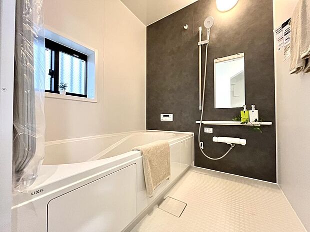 清潔感あるバスルーム。ゆっくりと湯船に浸かり、一日の疲れを癒やしていただけます。