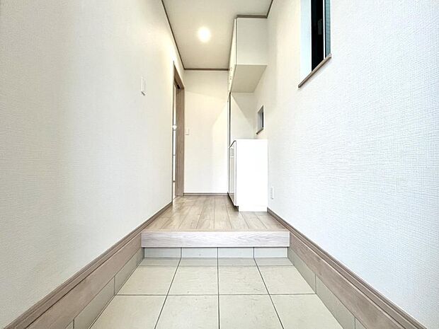 住まいの顏となる玄関。お気に入りの小物や写真を飾ることで、さわやかな気持ちで外出できそうです。