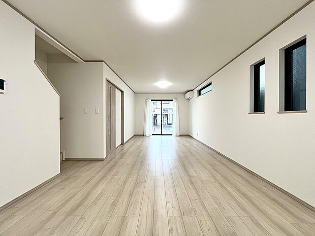 生活のメインスペースとなるLDKは、開放感のある空間。キッチンは対面式で、LDと一体感があります。