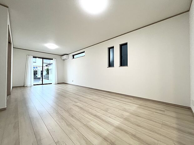 どのような家具を置きたいか、どのようなテイストにしたいかなど、ご家族で相談しながらご見学ください。