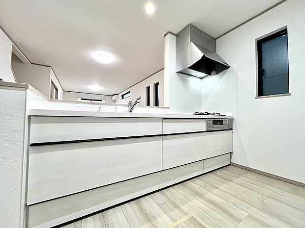 清潔感のあるキッチンスペース。ご家族の笑顔を想像しながら、楽しく調理ができそうです。