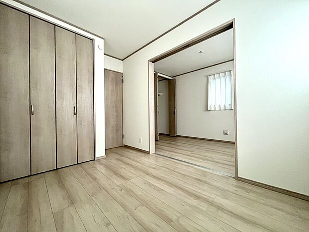 窓から自然光が差し込みます。プライベートな時間も心地よく過ごせそうです。