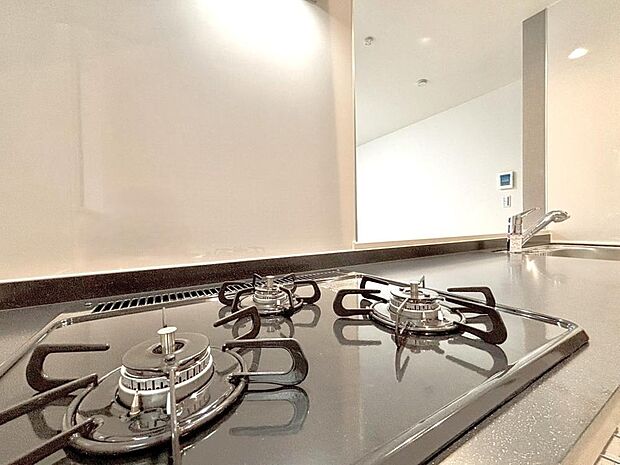 3口ガスコンロ付きのため、同時進行で複数品調理可能です。家事の効率がアップします。