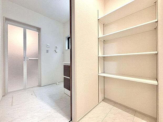 清潔感がある空間は、朝の身支度も気持ちよく行えそうです。