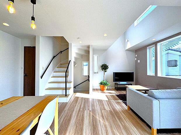 生活のメインスペースとなるLDKは、開放感のある空間。キッチンは対面式で、LDと一体感があります。