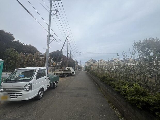 周辺は、低層住宅が建ち並ぶ閑静な住宅街です。緑豊かな住環境で落ち着いた暮らしが叶います。