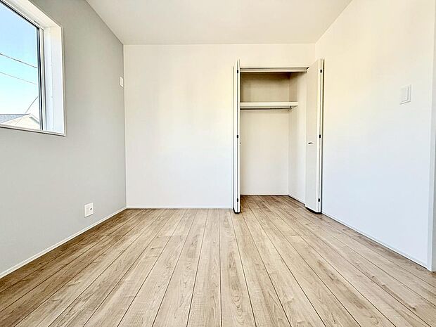 【モデル棟】窓から自然光が差し込みます。プライベートな時間も心地よく過ごせそうです。