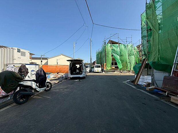 カースペースは2台分が確保されています(車種による)。セカンドカーの所有も検討可能です。