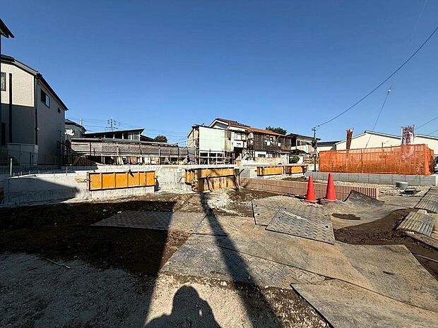 周辺は、低層住宅が建ち並ぶ閑静な住宅街です。緑豊かな住環境で落ち着いた暮らしが叶います。