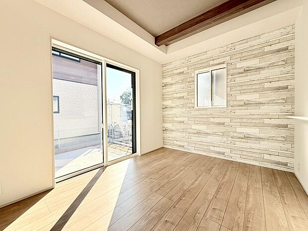 【モデル棟】採光・通風に考慮されたLDKです。快適で居心地の良い、家族団らんのひと時をお過ごしいただけます。