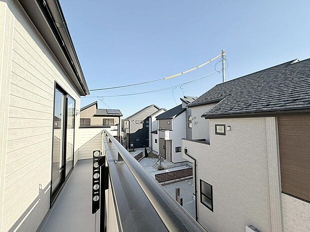 【モデル棟】バルコニーは、ガーデニングや家庭菜園を楽しむ空間としても利用できます。