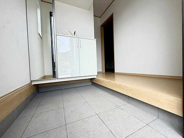 ご家族や来訪者を迎える玄関。お好みのインテリアで、個性を演出してみてはいかがでしょうか。