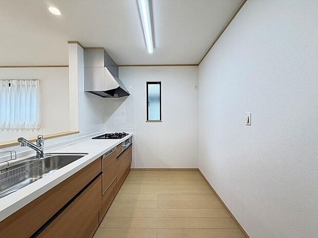 対面式キッチンが採用されたLDK。水まわりが集約された間取りのため、家事動線もスムーズです。