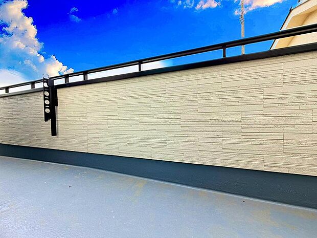 テーブルや椅子を配置して、寛ぎのスペースとしても利用可能。おうち時間の楽しみが広がりそうです。