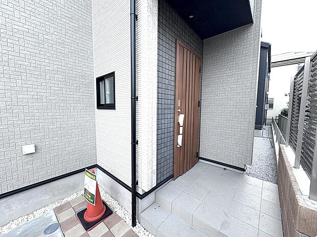 住まいの顏となる玄関。お気に入りの小物や写真を飾ることで、さわやかな気持ちで外出できそうです。