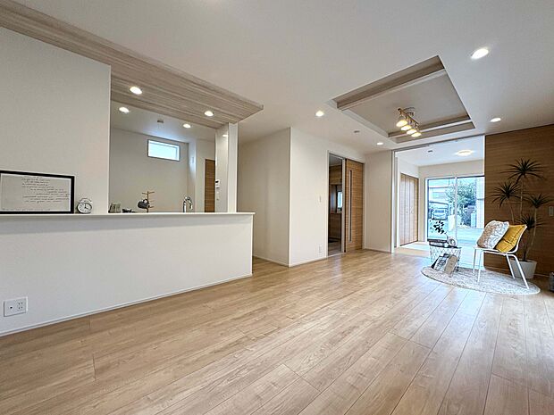 リビングは和室が隣接しています。家族団らんの時間は扉を開放して、一体利用も可能な間取りです。