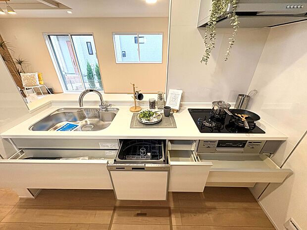 機能性とデザイン性を兼ね備えたシステムキッチン。LDを見渡せる対面式です。