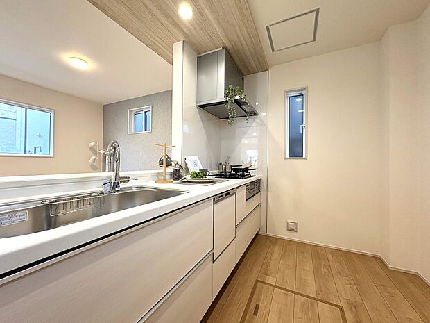 新しいお住まいのキッチンで、休日は家族でお料理を楽しむ時間が増えそうです。