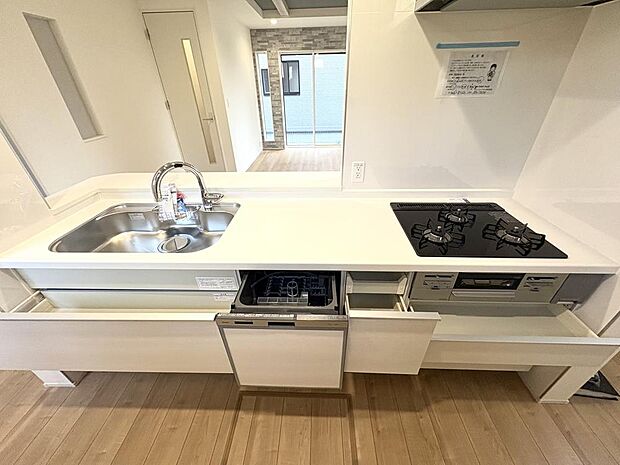 白を基調とした清潔感のあるキッチン。ご家族とおしゃべりをしながらお料理ができる対面式タイプです。