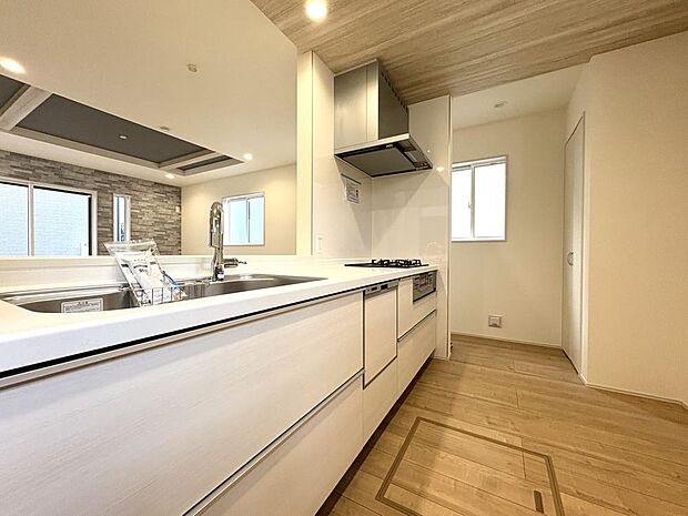 作業スペースが広く、家事がしやすいキッチンです。休日は、ご家族でお料理を楽しめそうです。